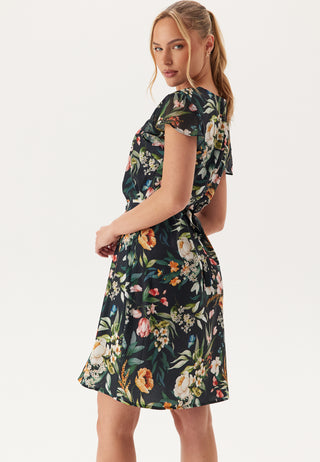 ida-sj_C3_B6stedt-nadia-dress-dark-flowers_1